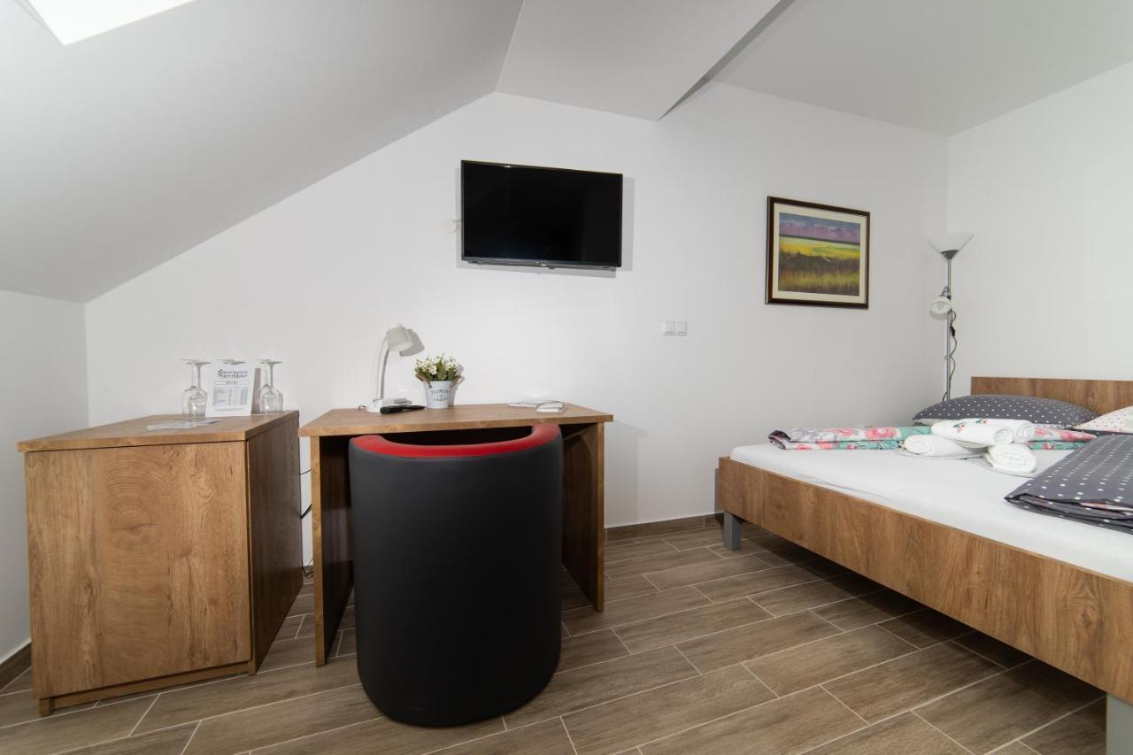 Apartmani Spoljar Zupanja Bagian luar foto